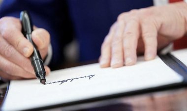 على خطى صدام حسين.. توقيع ترامب على العملة الأميركية