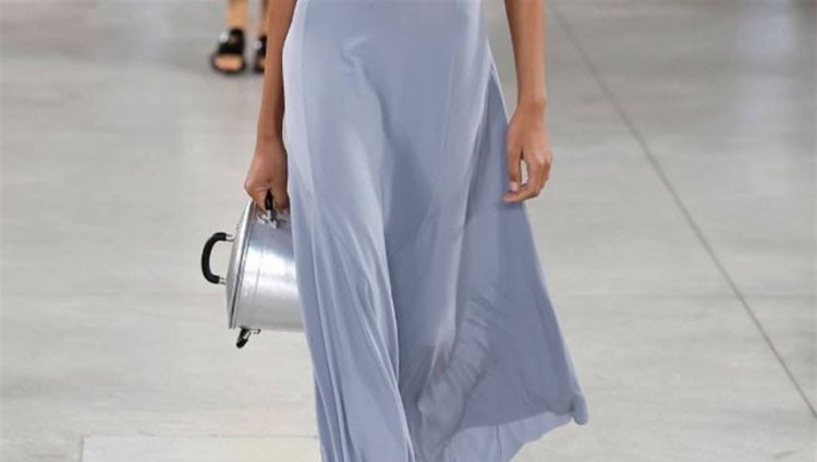 قدر طبخ تتحول إلى حقيبة: موسكينو تثير الجدل في مجموعة ربيع 2026... هل المرأة مكانها المطبخ؟