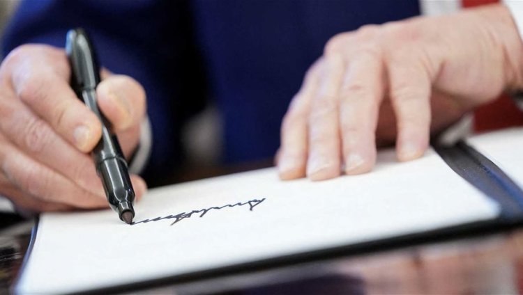 على خطى صدام حسين.. توقيع ترامب على العملة الأميركية